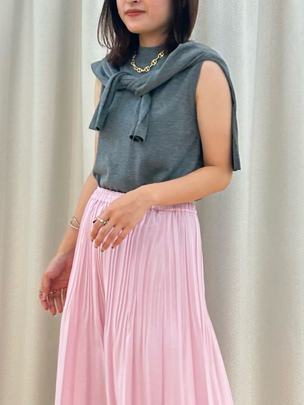 ピンク系のスカート、グレー系のカーディガン/ボレロ、グレー系のニット/セーターを着用したレディースの夏コーディネートの9枚目の写真