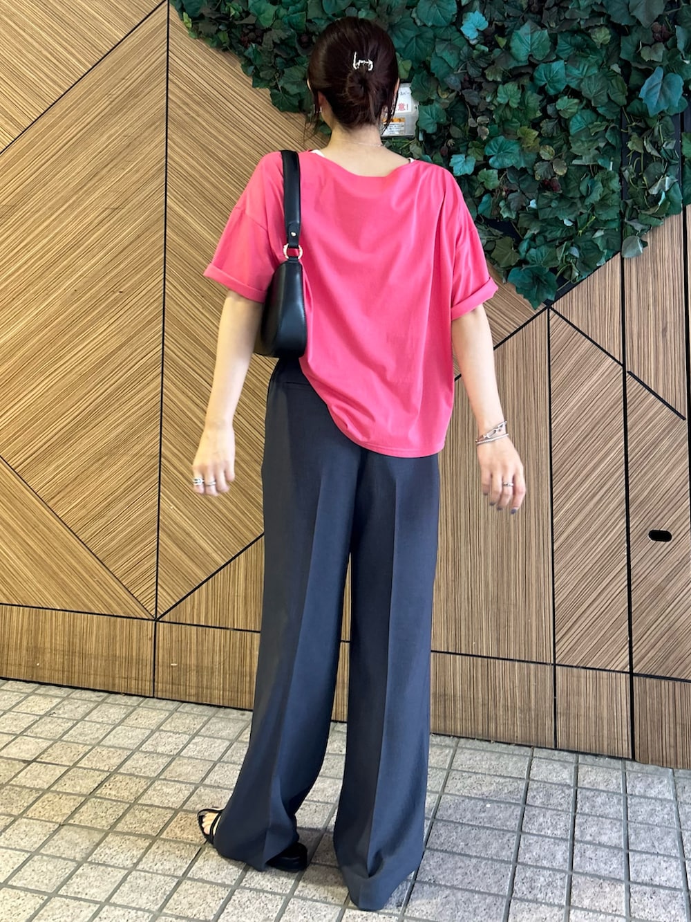 グレー系のその他パンツ、ピンク系のTシャツ/カットソー、シルバー系のチャームを着用したレディースの夏コーディネートの4枚目の写真