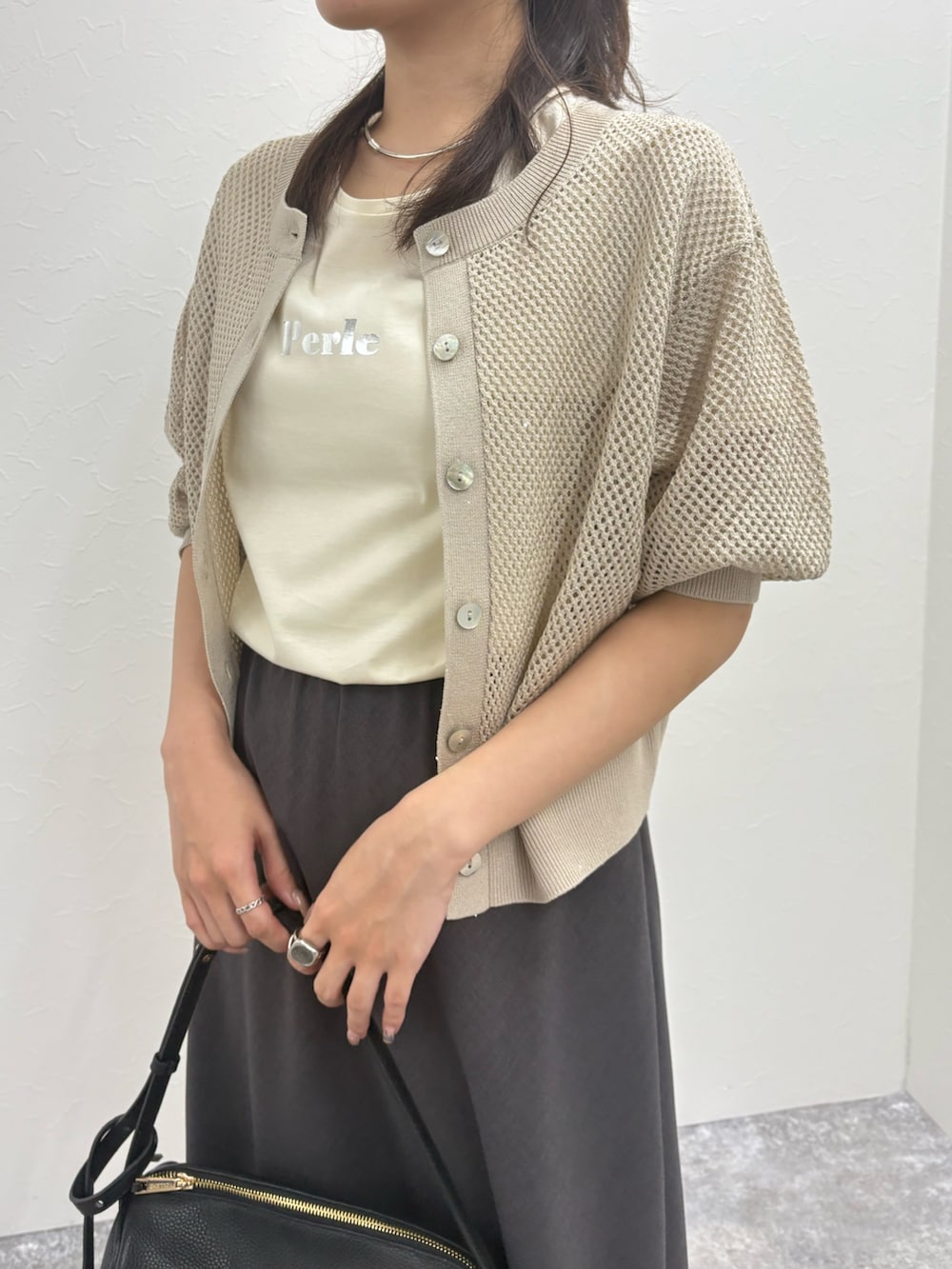 ベージュ系のカーディガン/ボレロ、ホワイト系のTシャツ/カットソー、グレー系のスカートを着用したレディースの秋コーディネートの4枚目の写真