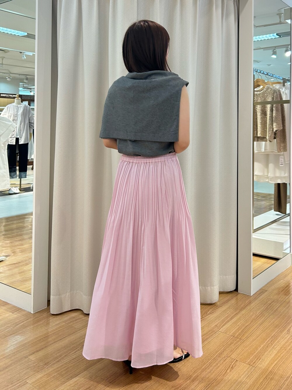 ピンク系のスカート、グレー系のカーディガン/ボレロ、グレー系のニット/セーターを着用したレディースの夏コーディネートの7枚目の写真