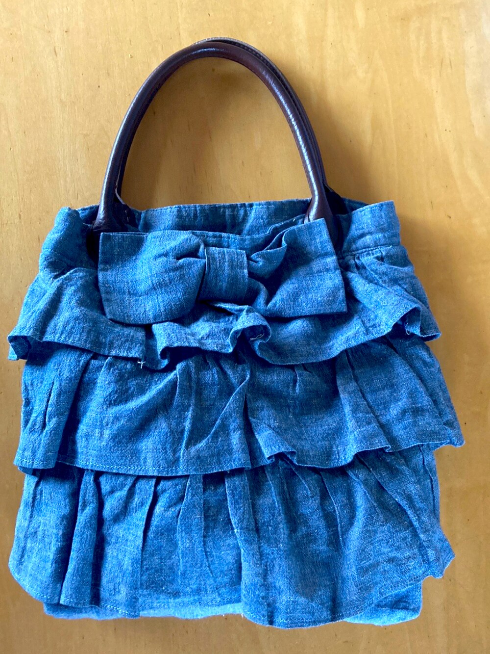 ホワイト系のその他パンツを着用したレディースの夏コーディネートの3枚目の写真