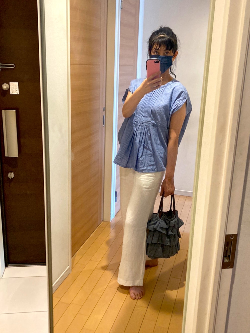 ホワイト系のその他パンツを着用したレディースの夏コーディネートの2枚目の写真