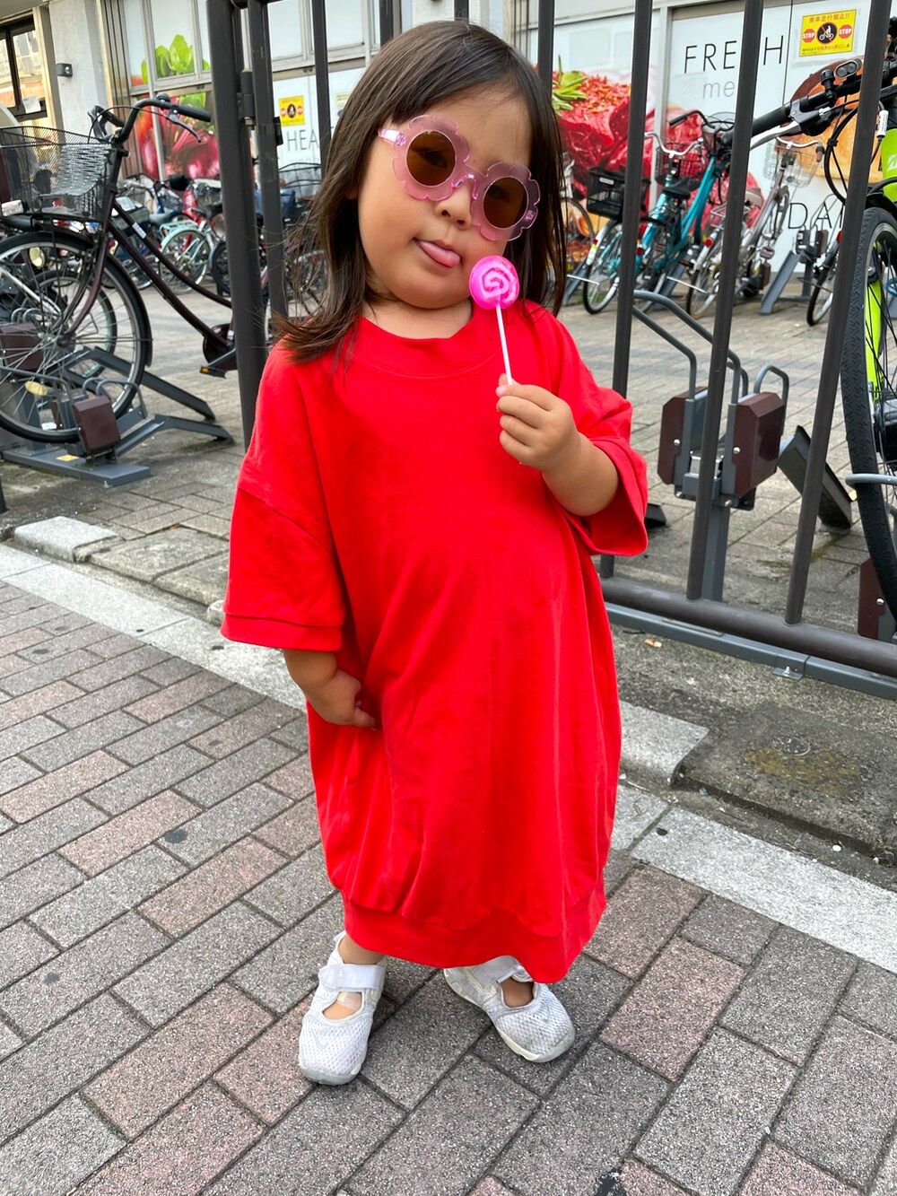 ホワイト系のワンピース、ホワイト系のサンダルを着用したキッズの秋コーディネートの2枚目の写真