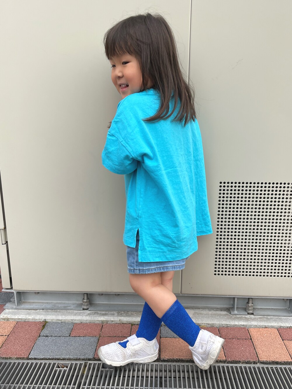 ホワイト系のスニーカー、ブルー系のデニムパンツ、ブルー系のTシャツ/カットソーを着用したキッズの春コーディネートの3枚目の写真
