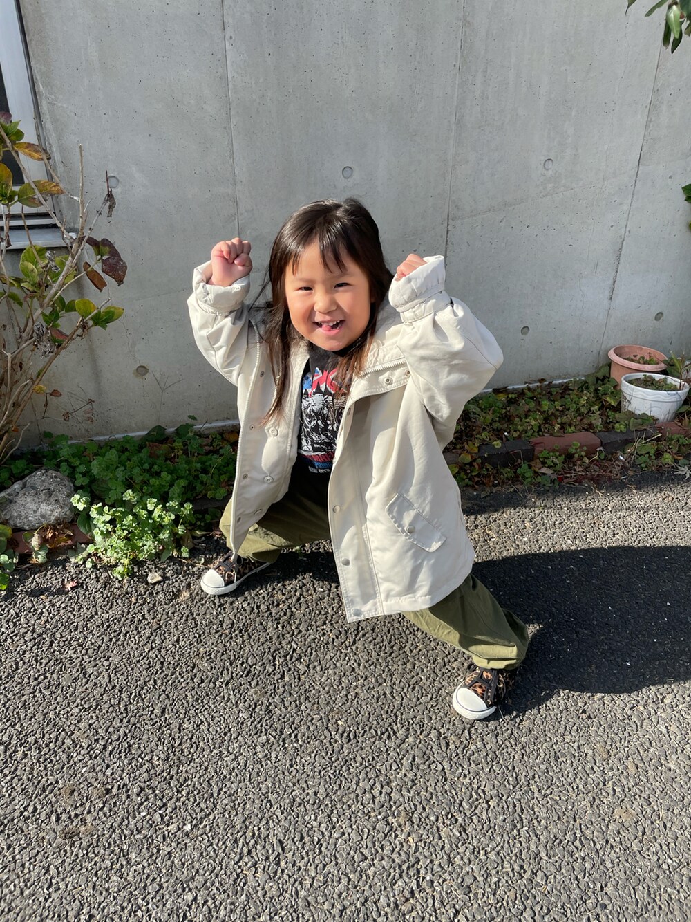 ブラック系のスウェット、グリーン系のその他パンツ、その他のスニーカーを着用したキッズの冬コーディネートの2枚目の写真