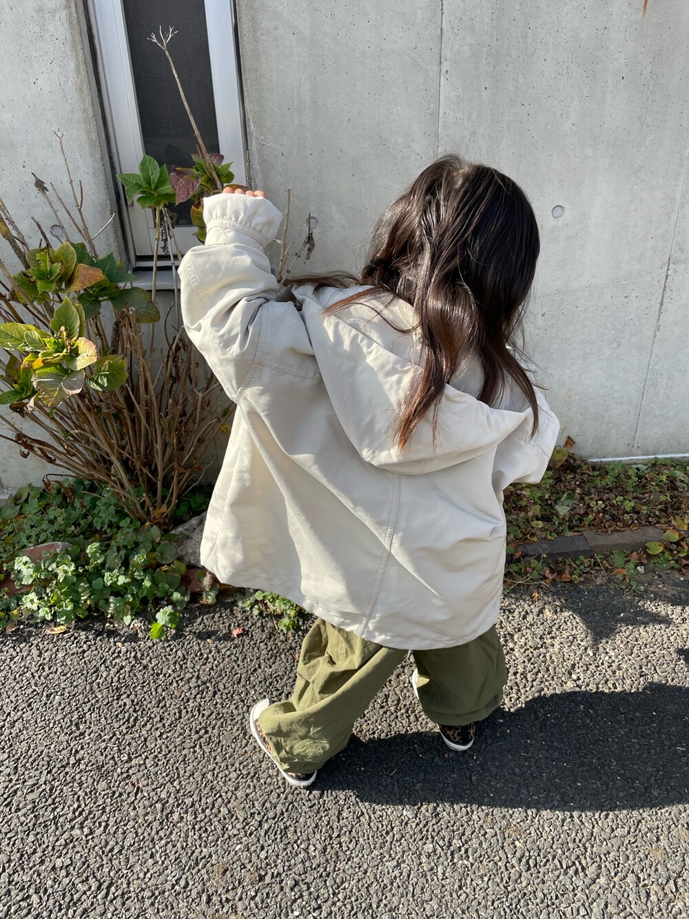 ブラック系のスウェット、グリーン系のその他パンツ、その他のスニーカーを着用したキッズの冬コーディネートの3枚目の写真