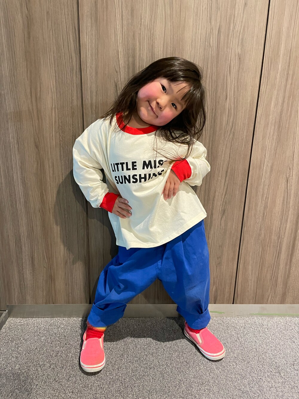 イエロー系のTシャツ/カットソー、ブルー系のその他パンツ、ピンク系のスニーカーを着用したキッズの冬コーディネートの2枚目の写真