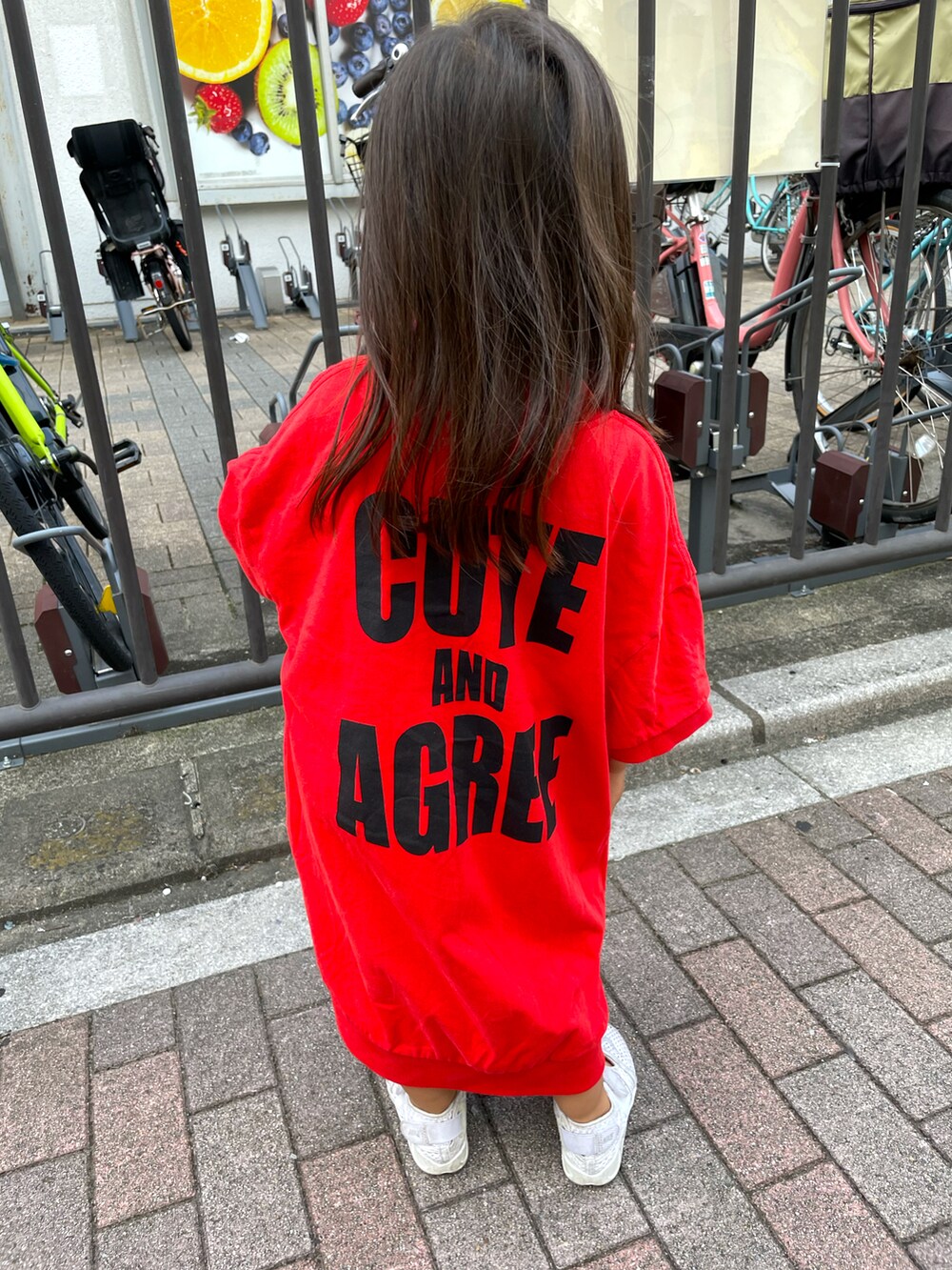 ホワイト系のワンピース、ホワイト系のサンダルを着用したキッズの秋コーディネートの3枚目の写真