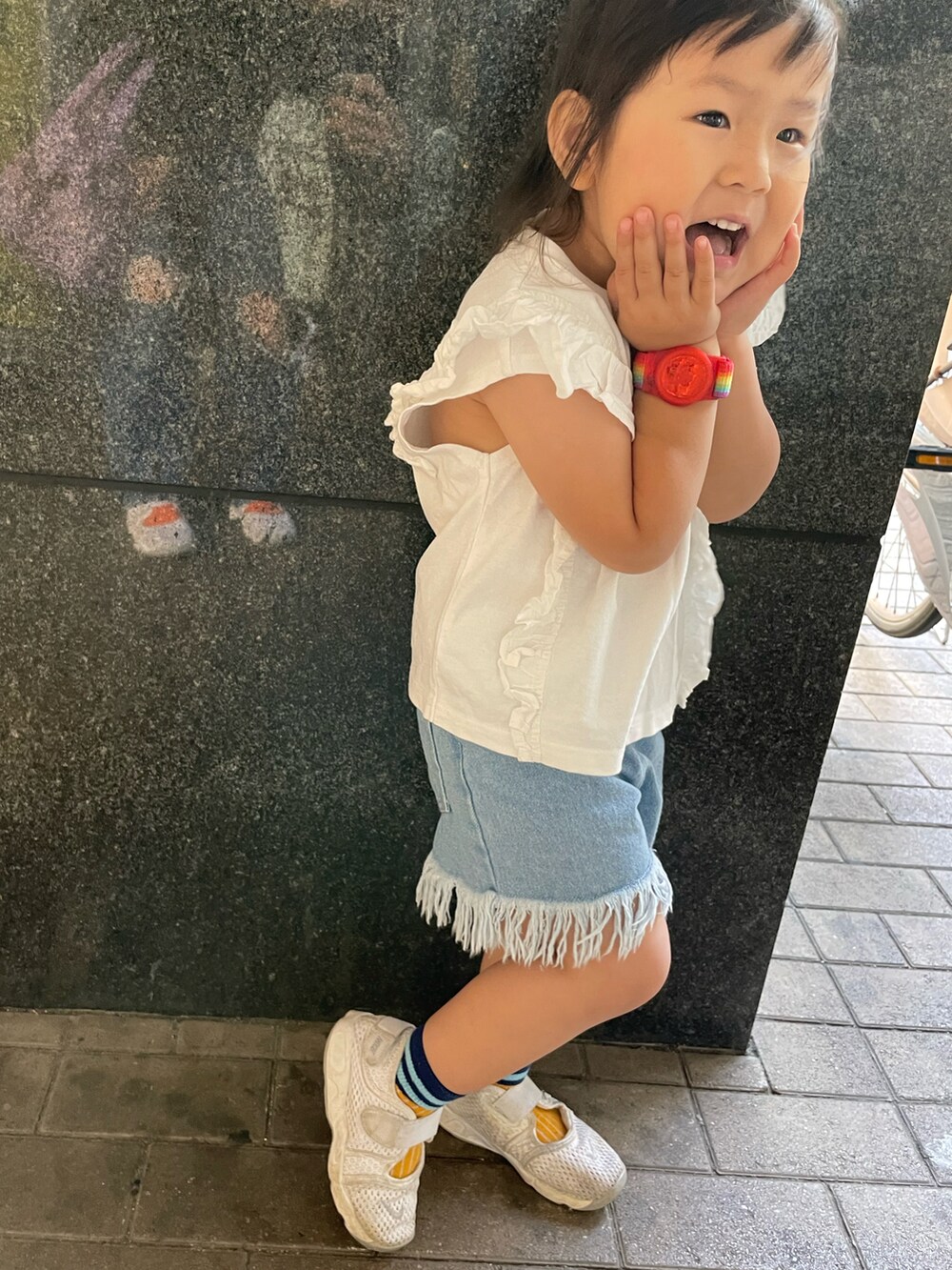 ホワイト系のTシャツ/カットソー、ブルー系のデニムパンツ、ホワイト系のスニーカーを着用したキッズの春コーディネートの2枚目の写真