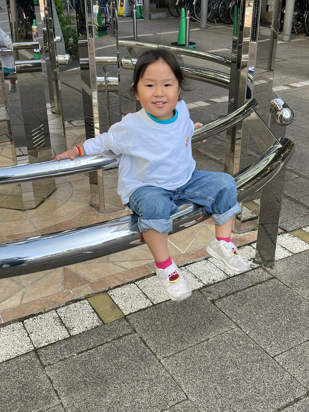 ホワイト系のTシャツ/カットソー、ブルー系のデニムパンツ、ブルー系のTシャツ/カットソーを着用したキッズの秋コーディネートの2枚目の写真