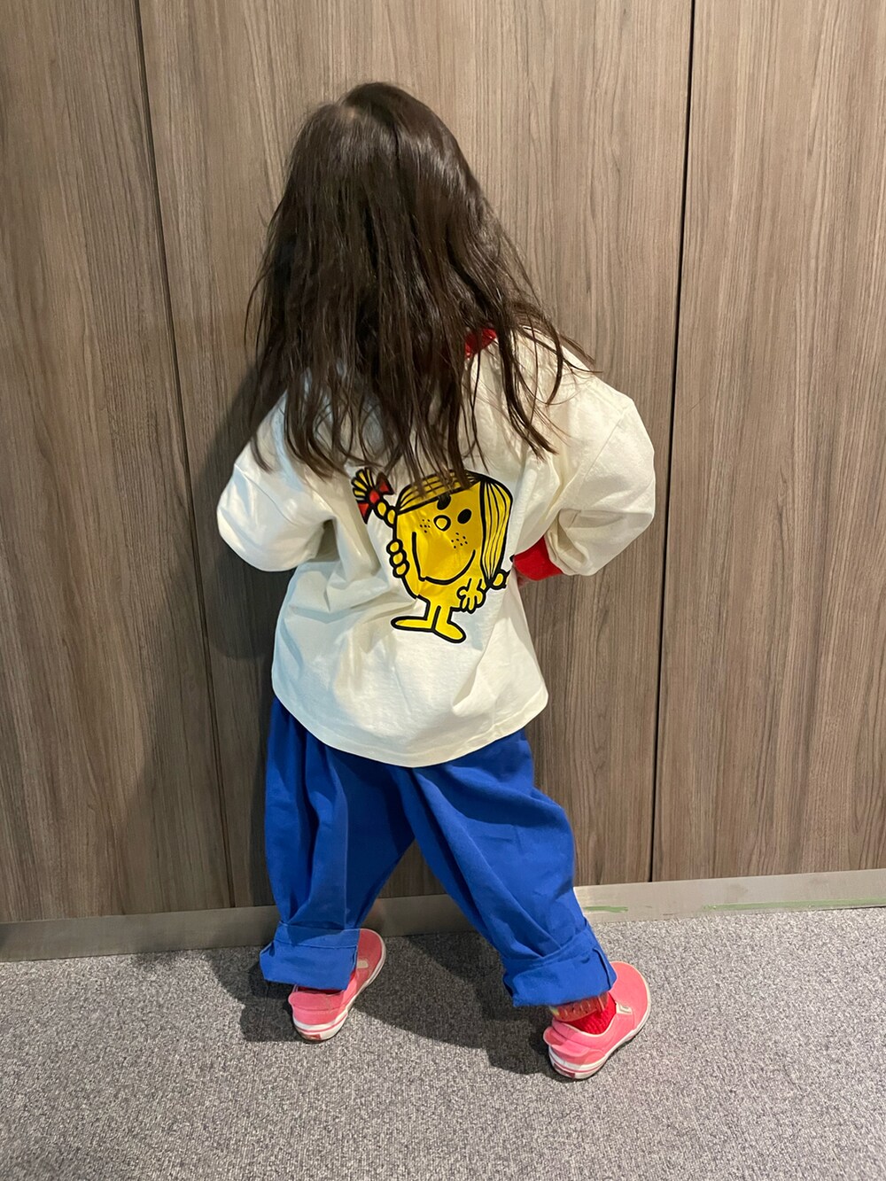 イエロー系のTシャツ/カットソー、ブルー系のその他パンツ、ピンク系のスニーカーを着用したキッズの冬コーディネートの3枚目の写真