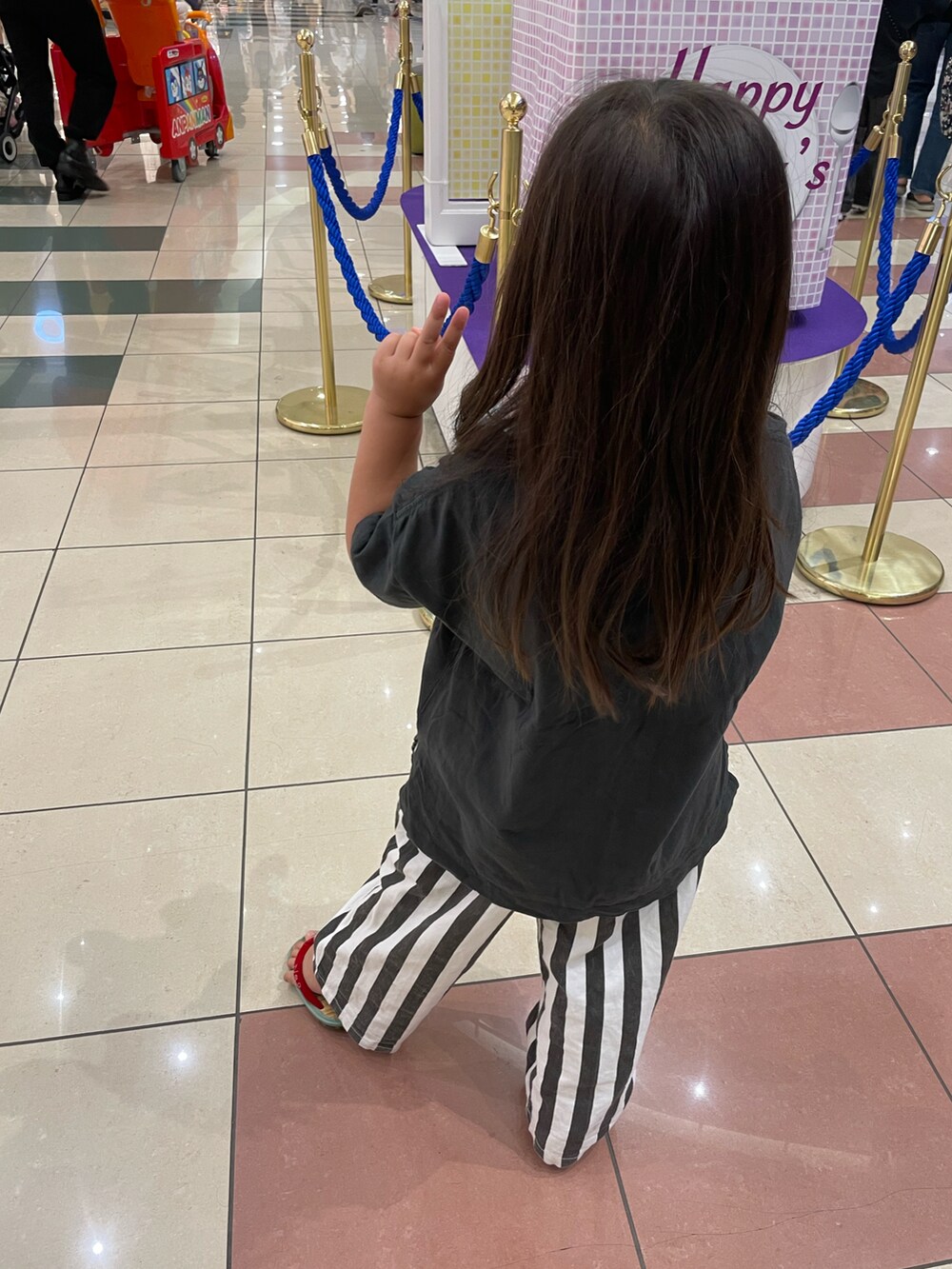 ブラック系のその他パンツ、グレー系のTシャツ/カットソーを着用したキッズの春コーディネートの3枚目の写真