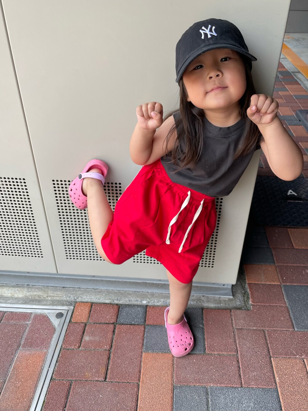 レッド系のその他パンツ、グレー系のTシャツ/カットソー、ブラック系のキャップを着用したキッズの夏コーディネートの2枚目の写真