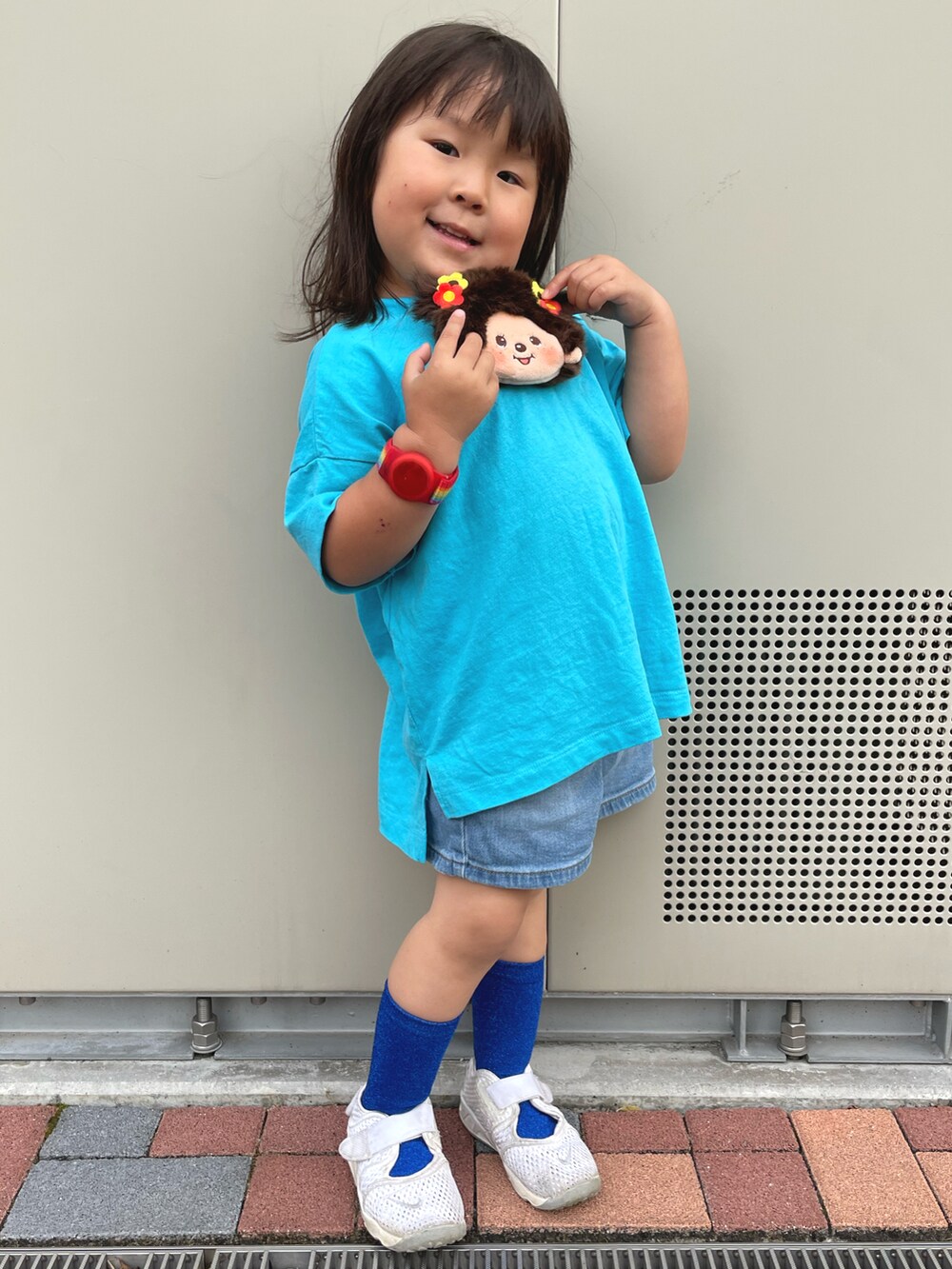 ホワイト系のスニーカー、ブルー系のデニムパンツ、ブルー系のTシャツ/カットソーを着用したキッズの春コーディネートの2枚目の写真