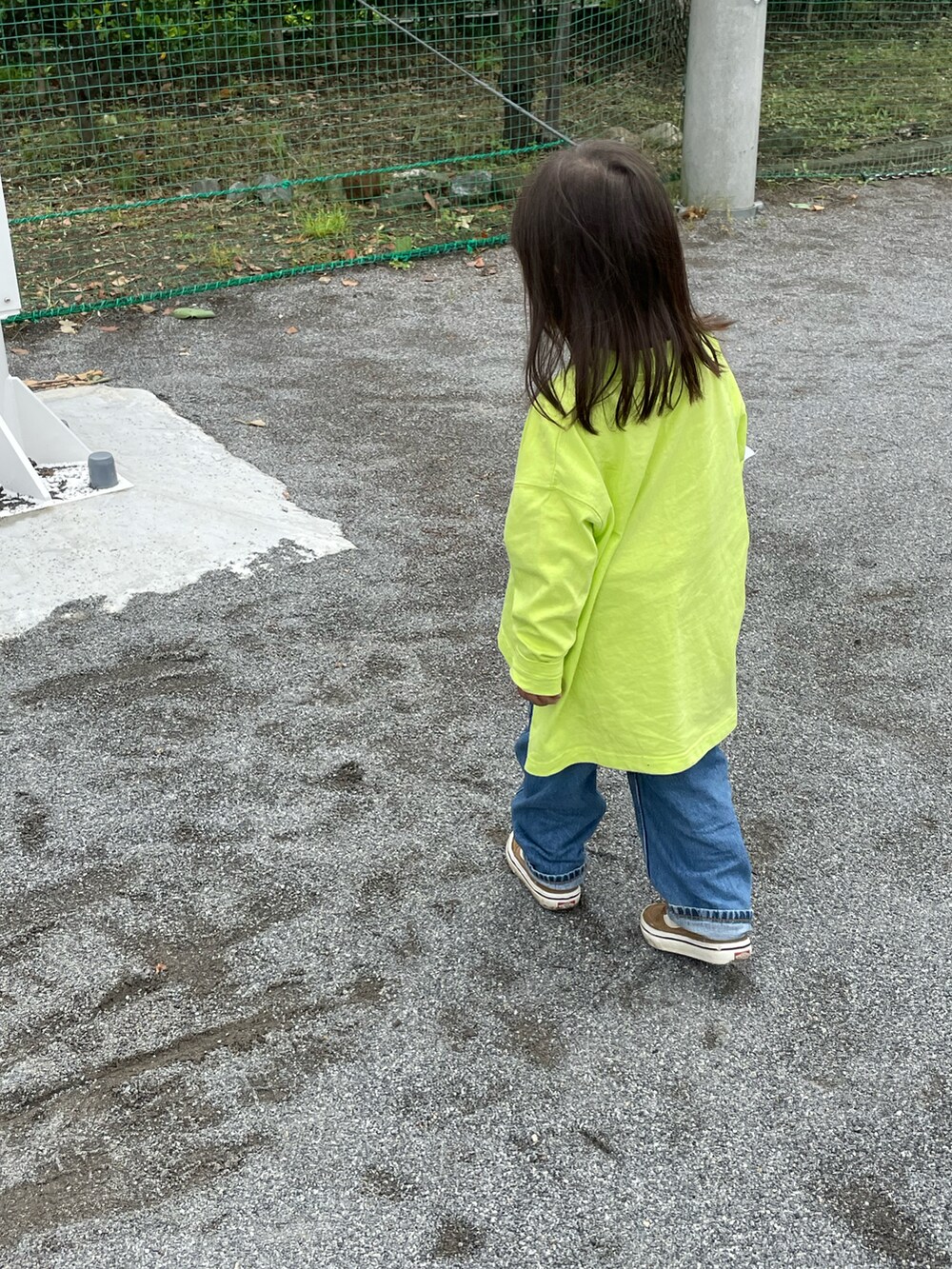 ブルー系のデニムパンツ、イエロー系のTシャツ/カットソー、ベージュ系のスニーカーを着用したキッズの春コーディネートの3枚目の写真