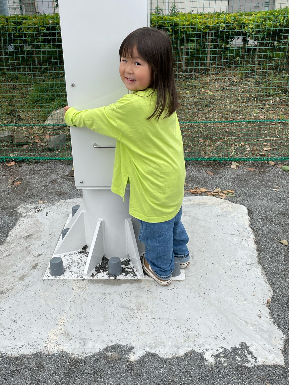 ブルー系のデニムパンツ、イエロー系のTシャツ/カットソー、ベージュ系のスニーカーを着用したキッズの春コーディネートの2枚目の写真