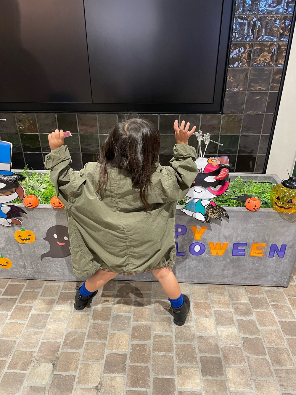 ブラック系のTシャツ/カットソー、ブラック系のブーツ、ベージュ系のその他パンツを着用したキッズの秋コーディネートの2枚目の写真