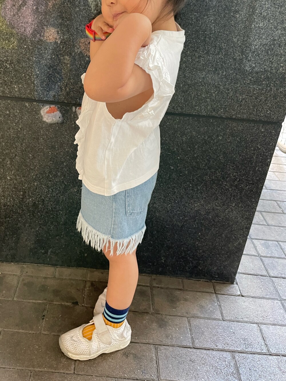 ホワイト系のTシャツ/カットソー、ブルー系のデニムパンツ、ホワイト系のスニーカーを着用したキッズの春コーディネートの3枚目の写真