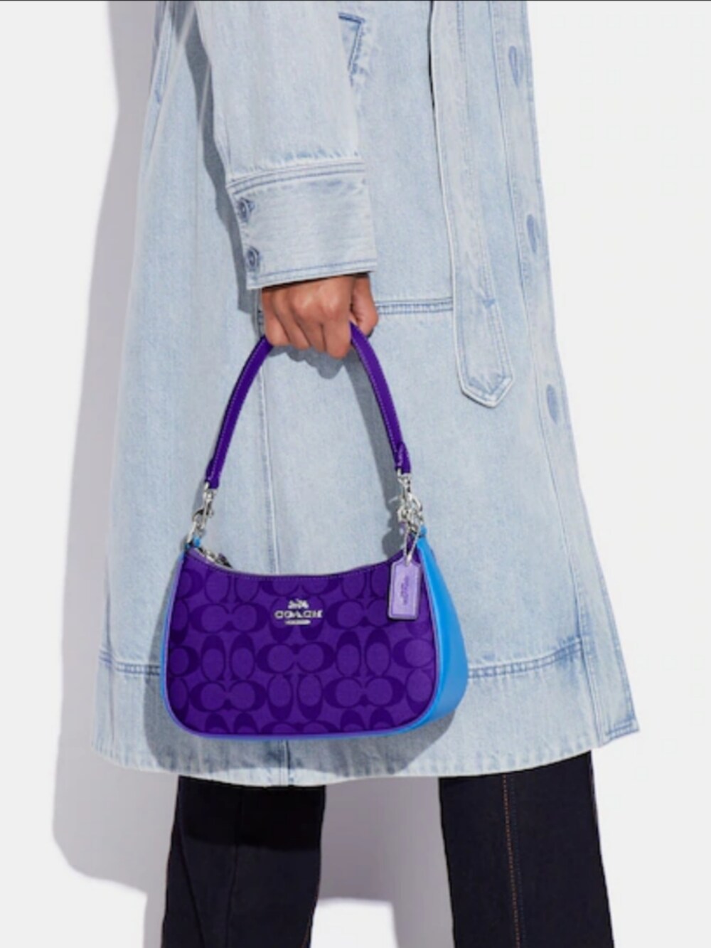 ブラック系のTシャツ/カットソー、ピンク系のトレンチコート、グレー系のデニムパンツを着用したレディースの夏コーディネートの2枚目の写真