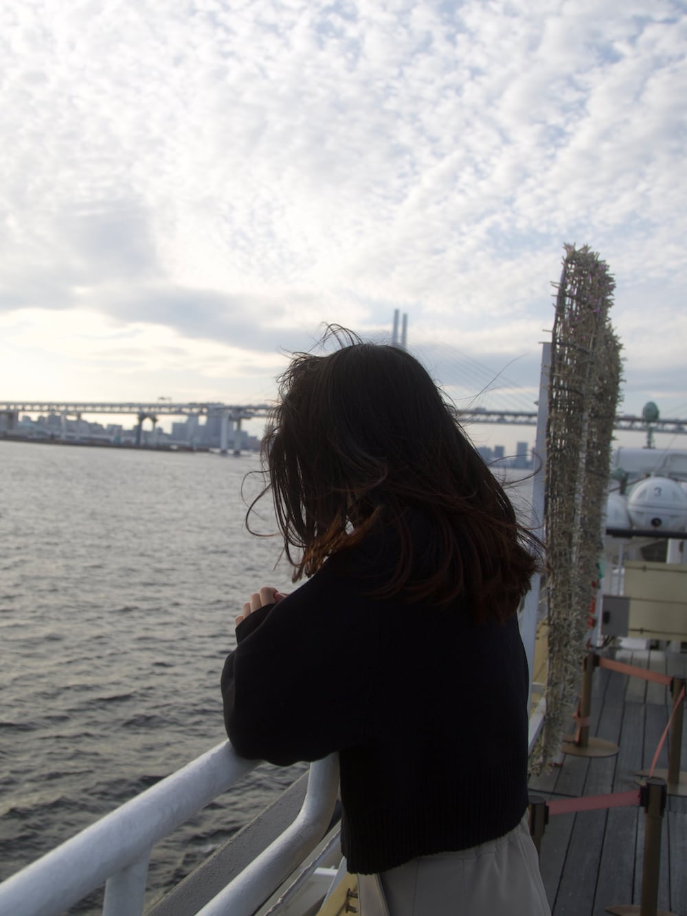 ホワイト系のその他アウター、ブラック系のブーツ、ブラック系のニット/セーターを着用したレディースの秋コーディネートの2枚目の写真