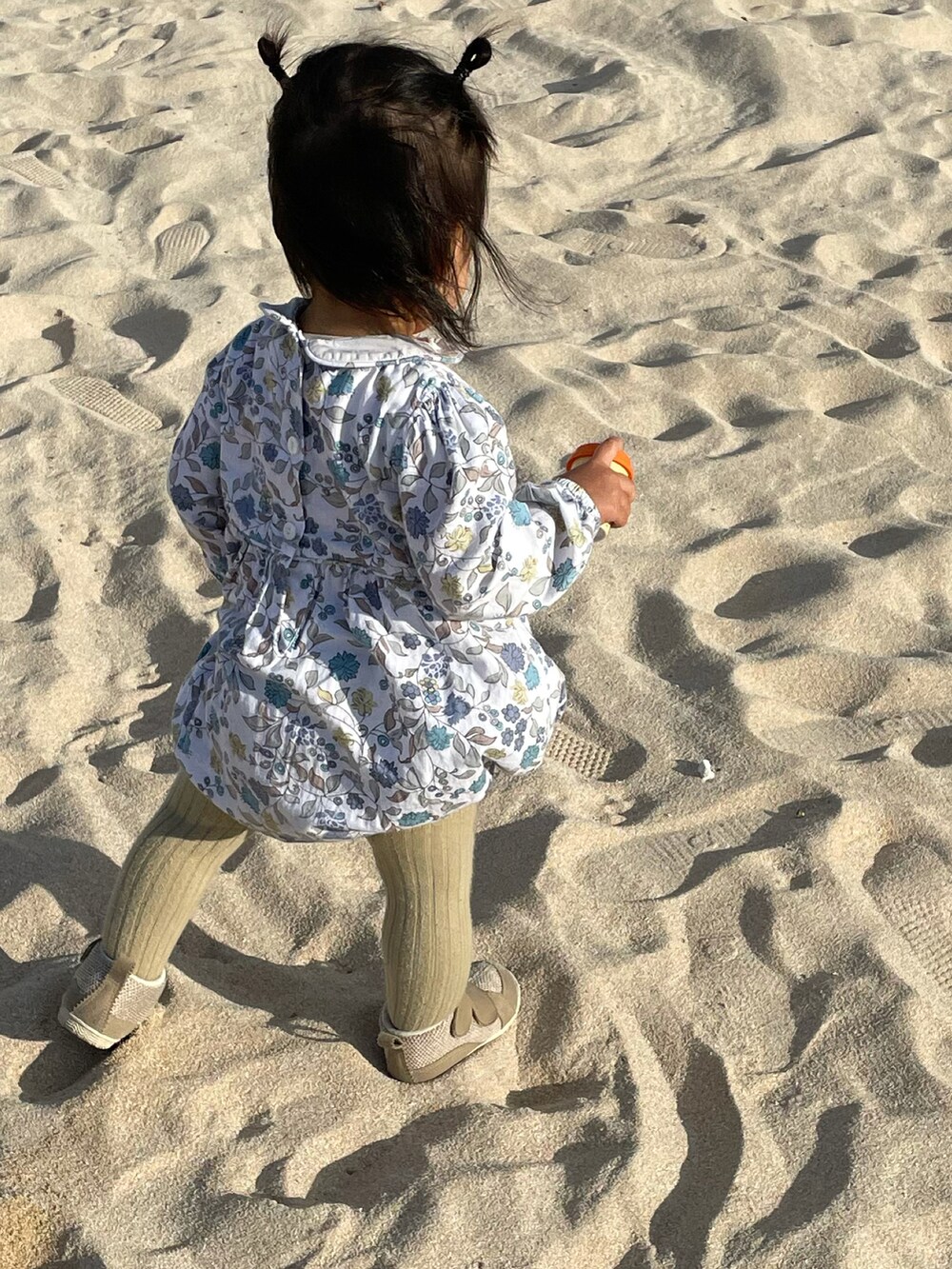 「女の子コーデ、キッズコーデ、1歳、キッズ、海外子供服」｜「little cotten clothesのアイテム（オールインワン・サロペット、ブルー系）」を使った、珊瑚ちゃん☺︎(6/6)さん（キッズ・70cm）の冬コーディネートの2枚目の写真