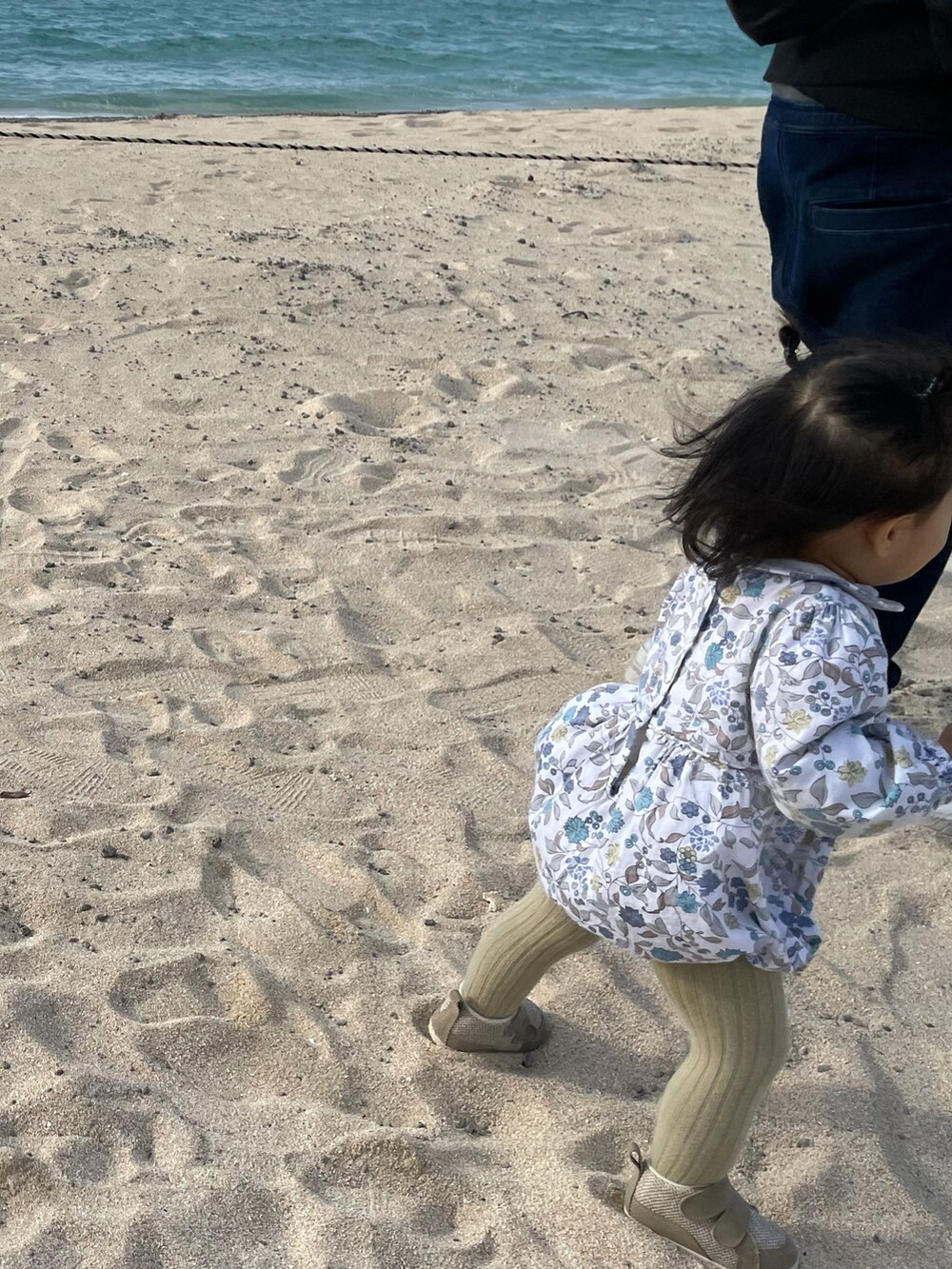 「女の子コーデ、キッズコーデ、1歳、キッズ、海外子供服」｜「little cotten clothesのアイテム（オールインワン・サロペット、ブルー系）」を使った、珊瑚ちゃん☺︎(6/6)さん（キッズ・70cm）の冬コーディネートの3枚目の写真
