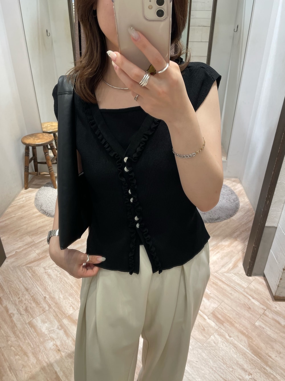 ブラック系のカーディガン/ボレロ、ホワイト系のその他パンツ、ブラック系のショルダーバッグを着用したレディースの夏コーディネートの2枚目の写真