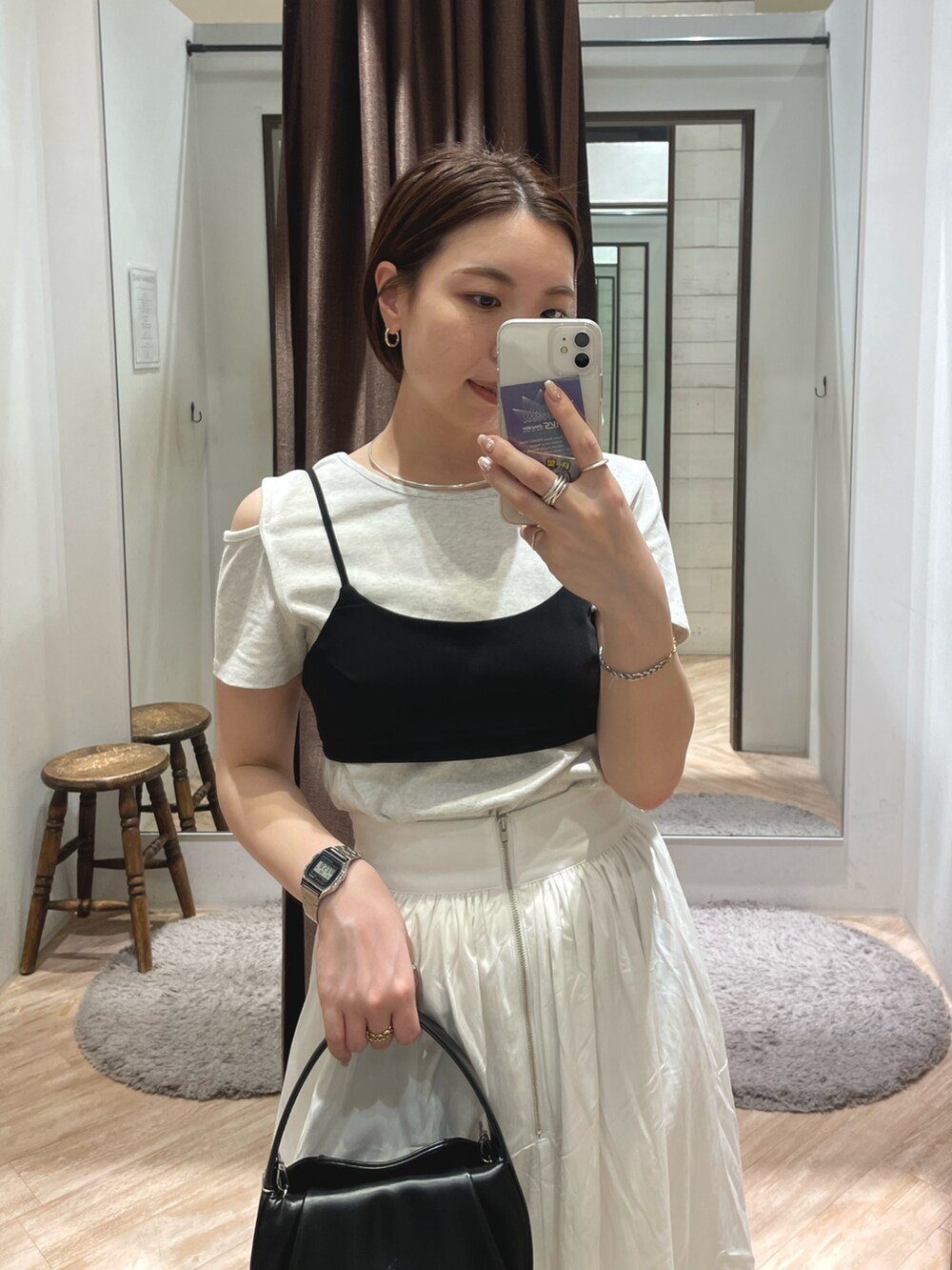 シルバー系のTシャツ/カットソー、ホワイト系のワンピースを着用したレディースの春コーディネートの2枚目の写真