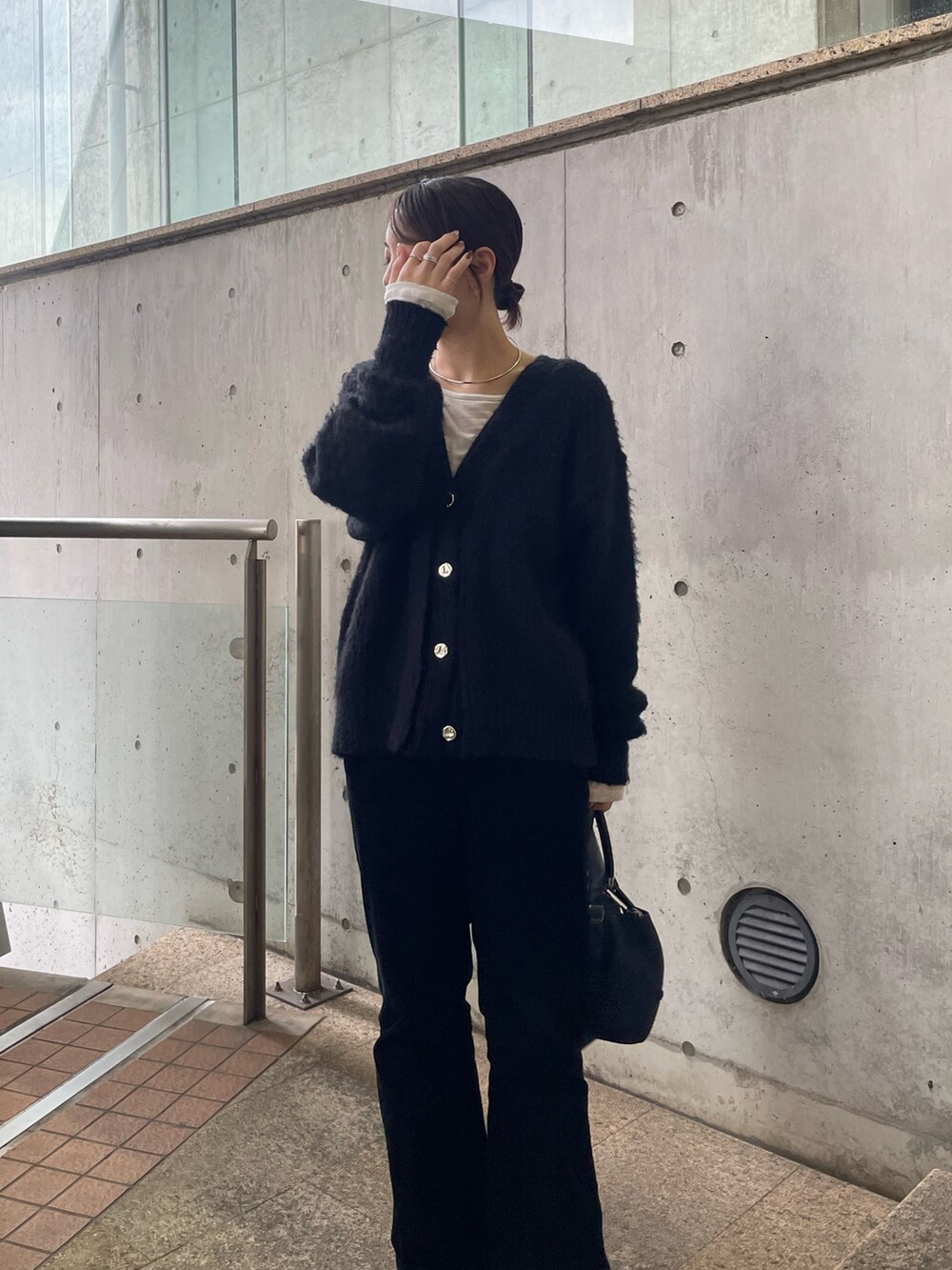 ブラック系のカーディガン/ボレロ、ブラック系のその他パンツを着用したレディースの秋コーディネートの3枚目の写真