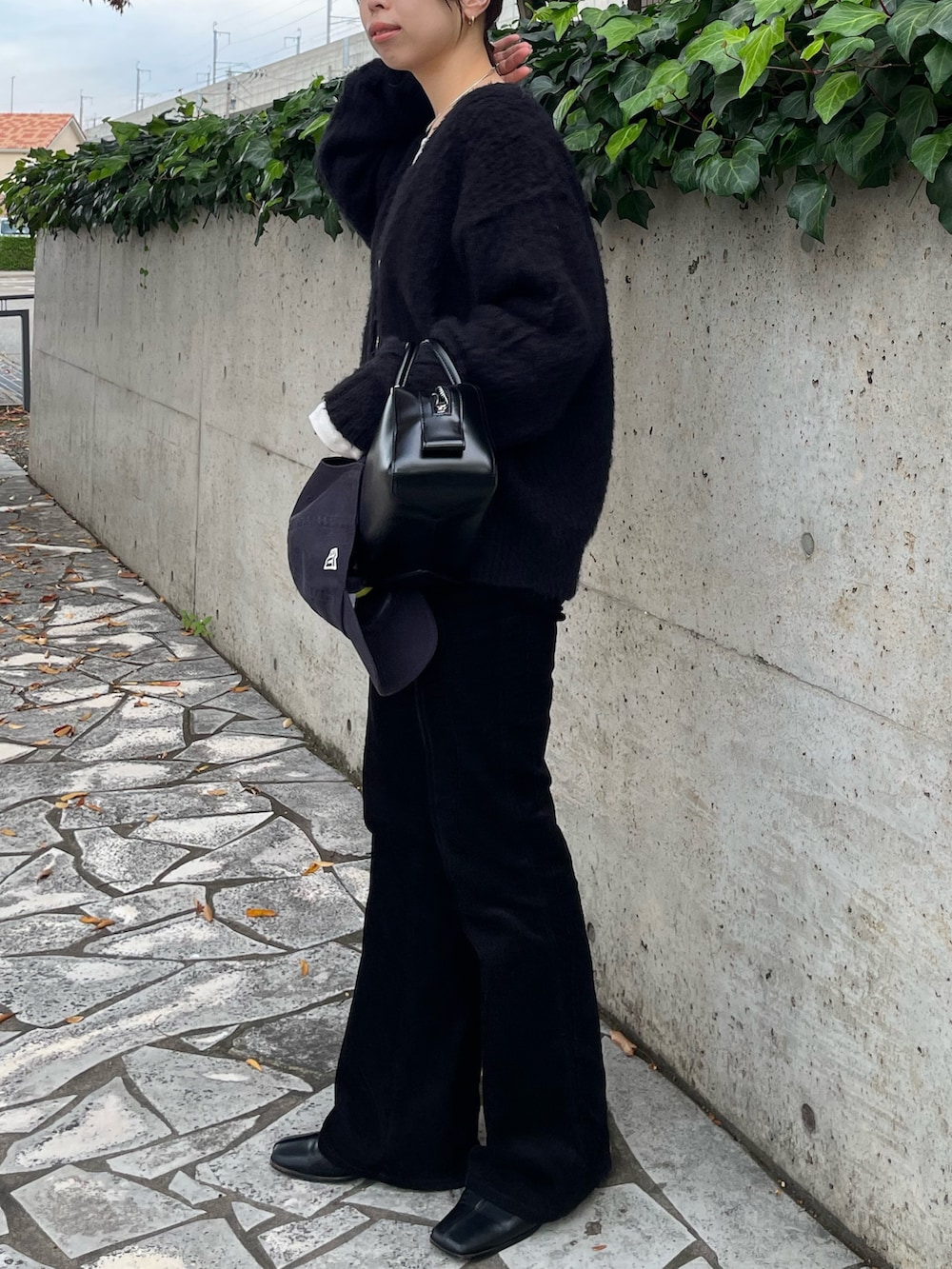 ブラック系のカーディガン/ボレロ、ブラック系のその他パンツを着用したレディースの秋コーディネートの2枚目の写真