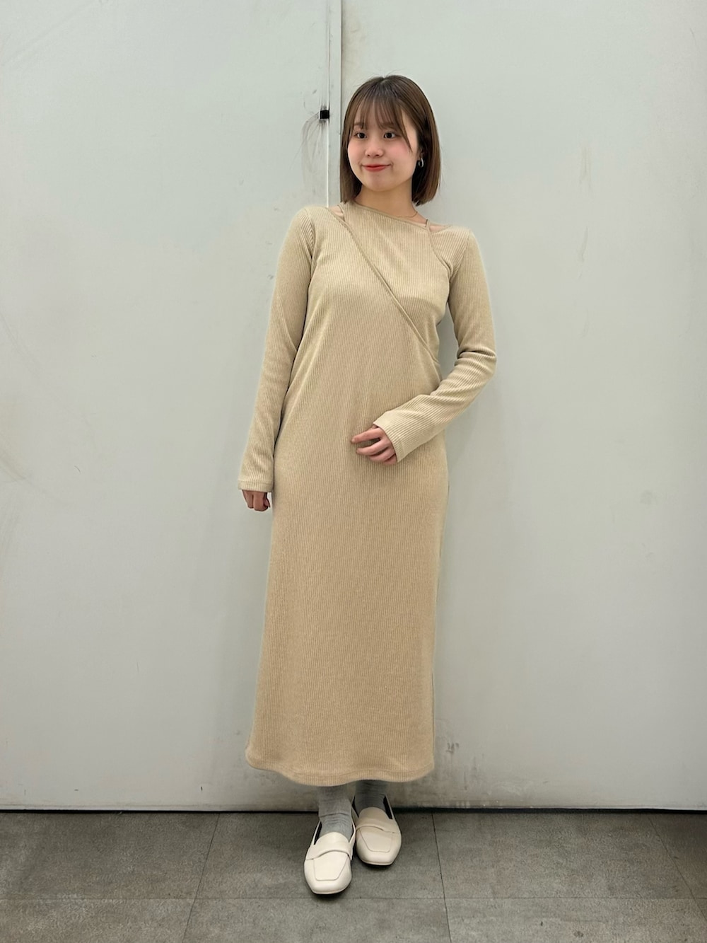 ベージュ系のテーラードジャケット、ベージュ系のワンピース、ベージュ系のローファーを着用したレディースの春コーディネートの2枚目の写真