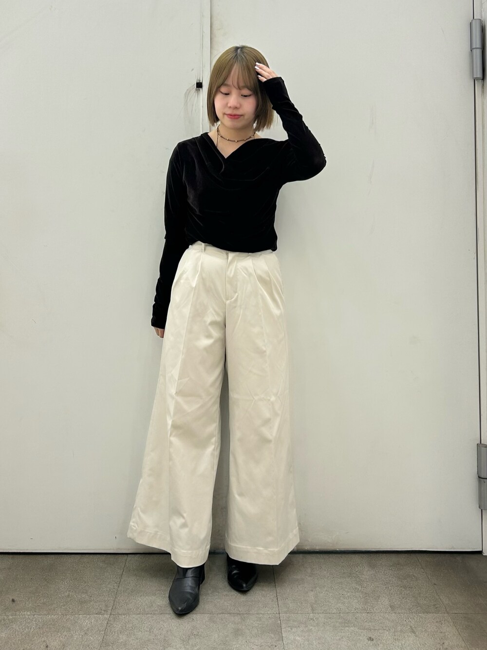 ベージュ系のその他アウター、ブラウン系のその他トップス、ホワイト系のチノパンツを着用したレディースの冬コーディネートの3枚目の写真