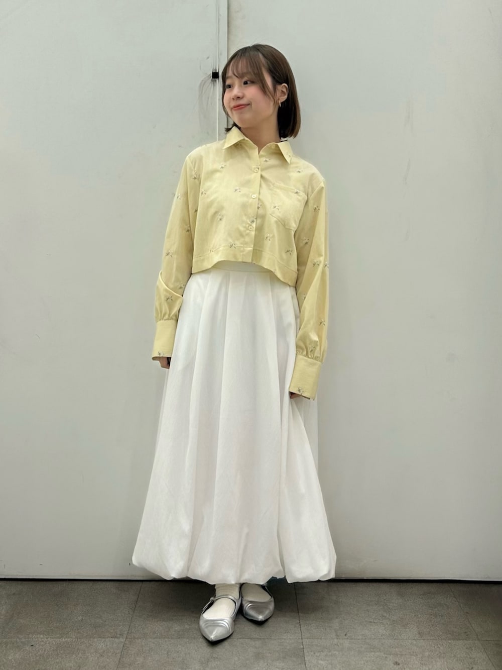 ブルー系のデニムジャケット、ベージュ系のシャツ/ブラウス、ホワイト系のスカートを着用したレディースの冬コーディネートの2枚目の写真