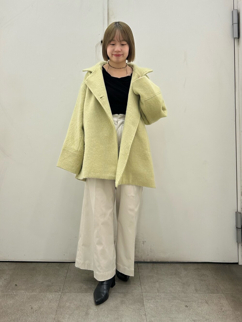 ベージュ系のその他アウター、ブラウン系のその他トップス、ホワイト系のチノパンツを着用したレディースの冬コーディネートの2枚目の写真