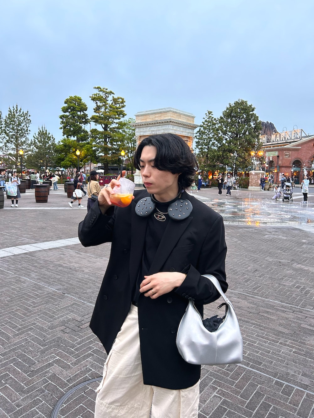 「ディズニーコーデ、ジャケット、Tシャツ、カーゴパンツ、ブーツ、シルバーバッグ、サングラス、今日のコーデ、モノトーン、シンプルスタイル、キレイめ、ブラック、春服コーデ、テーラードジャケット、めがね」｜「ZARAのアイテム（テーラードジャケット、ブラック系）」を使った、taitoyoshikawaさん（メンズ・174cm）の春コーディネートの2枚目の写真