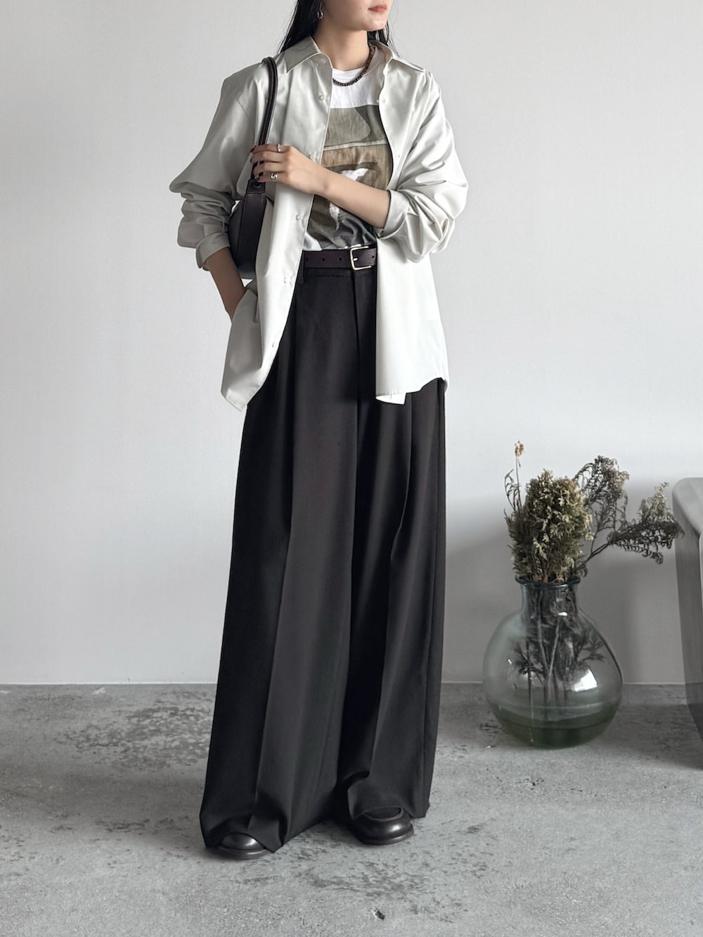 ホワイト系のTシャツ/カットソー、ブラウン系のスラックス、その他のシャツ/ブラウスを着用したレディースの秋コーディネートの2枚目の写真