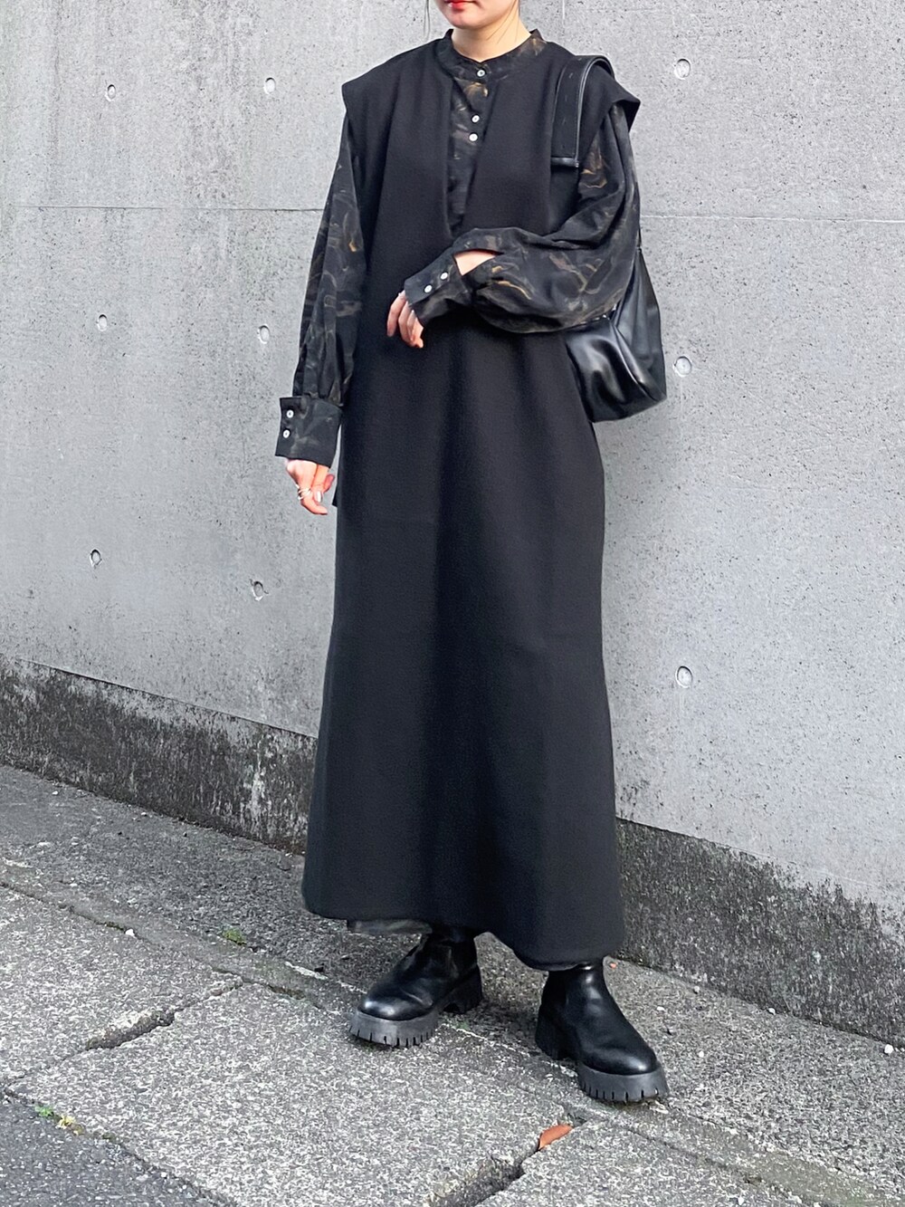 「秋服まるっと大公開、秋コーデ、レイヤードスタイル、モノトーン、ワンピース、ロングワンピース、ショルダーバッグ、ブーツ、メガネ女子、シンプルコーデ、きれいめカジュアル、ハロウィン、重ね着ベストシーズン、WEARyouthコーデ、ファッションを楽しもう」｜「select MOCA by sonのキーネックロングベストワンピース（ワンピース、ブラック系）」を使った、pearn0さん（レディース・160cm）の秋コーディネートの3枚目の写真
