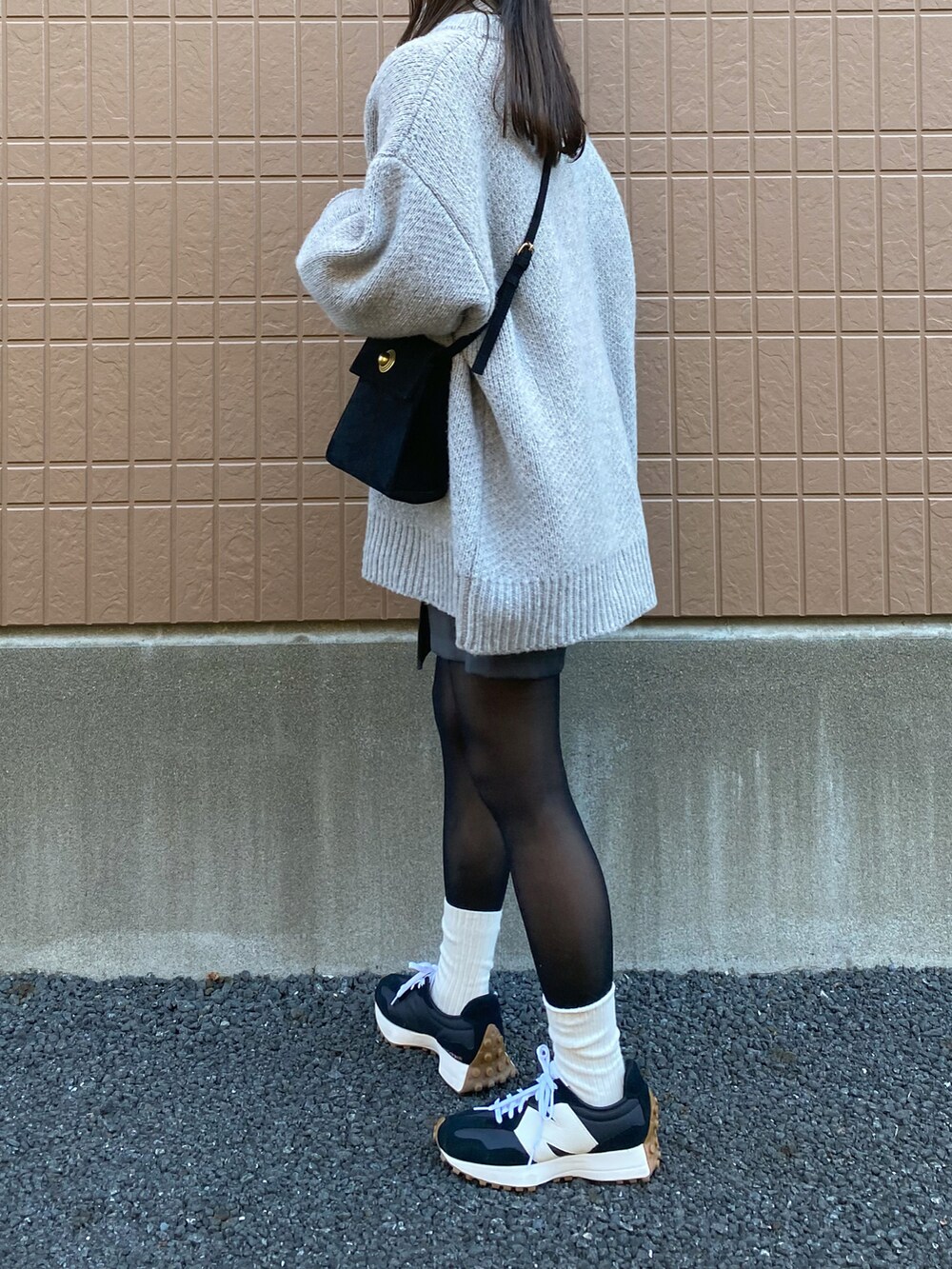 「休日スタイル、レイヤードスタイル、シンプルコーデ、ワントーンコーデ、グレー、ビッグシルエット、タートルネック、ハーフパンツ、ショートパンツ、ショルダーバッグ、スニーカー、New Balance、厚底シューズ、大人カジュアル、きれいめカジュアル」｜「WILLFULLYのnew jacquard big silhouette knit（ニット/セーター、グレー系）」を使った、pearn0さん（レディース・160cm）の冬コーディネートの3枚目の写真