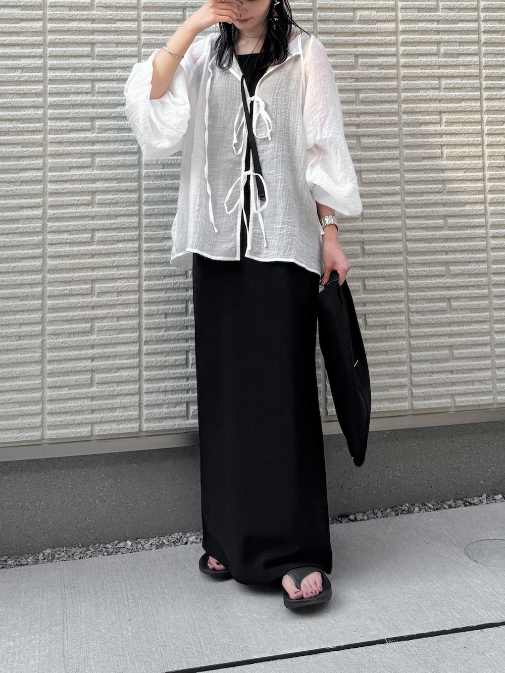 ホワイト系のシャツ/ブラウス、ブラック系のワンピース、ブラック系のハンドバッグを着用したレディースの夏コーディネートの2枚目の写真
