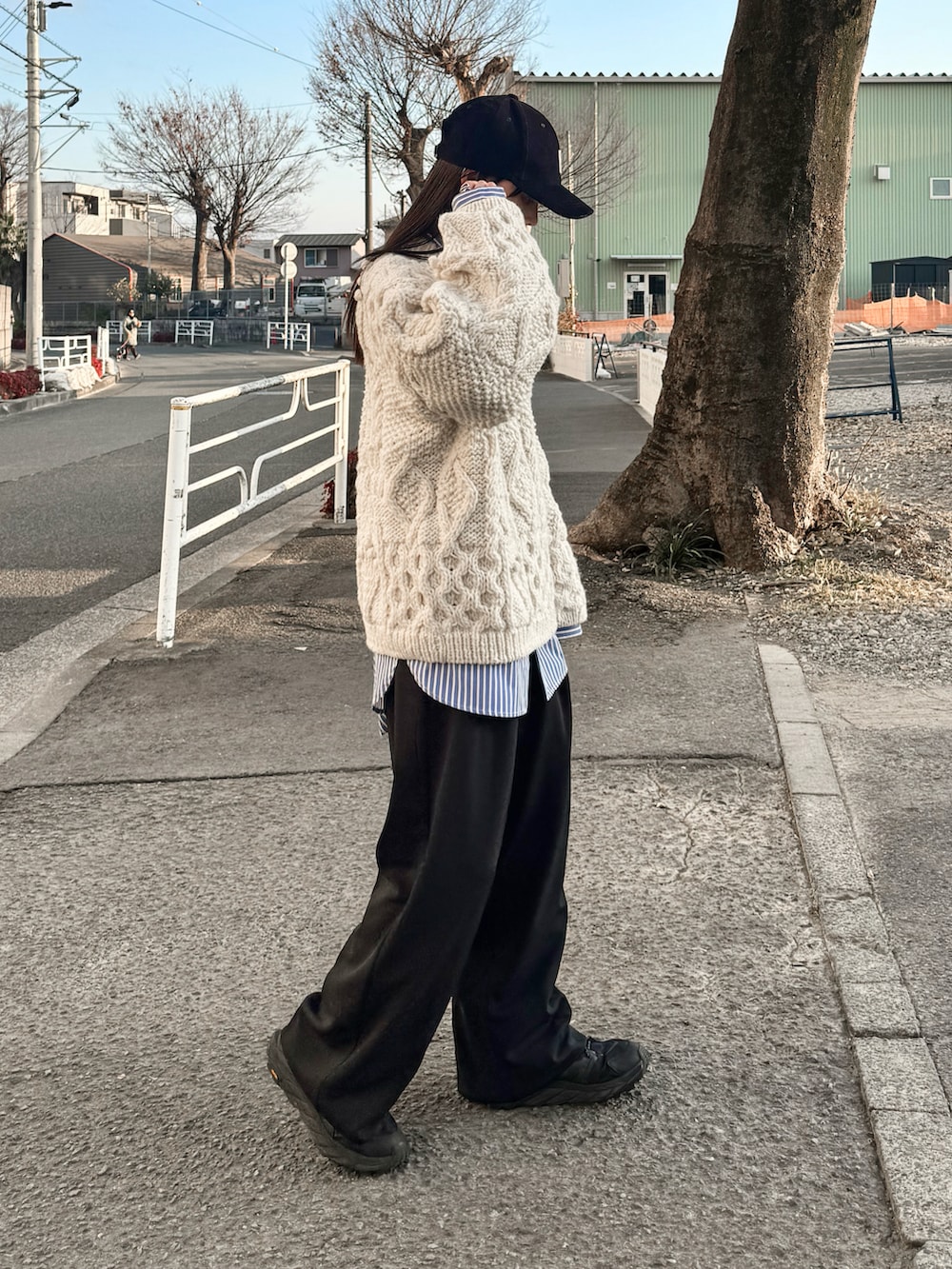 ブルー系のシャツ/ブラウス、ブラック系のその他パンツ、ブラック系のショルダーバッグを着用したレディースの冬コーディネートの2枚目の写真