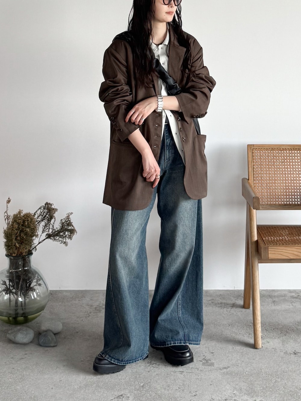 ブラウン系のテーラードジャケット、グレー系のシャツ/ブラウス、ブルー系のデニムパンツを着用したレディースの秋コーディネートの2枚目の写真