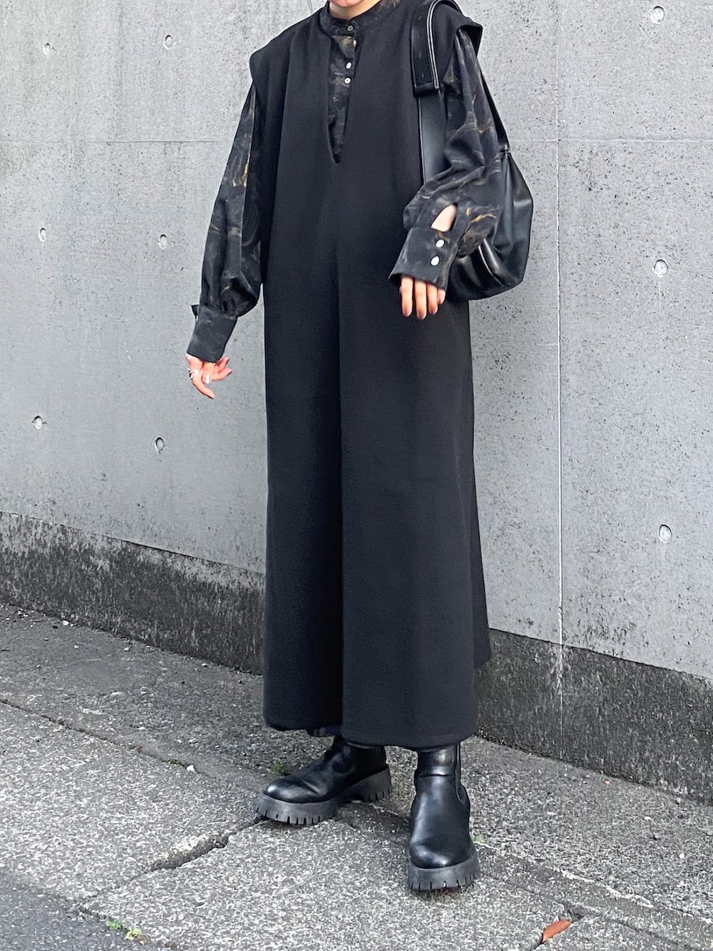 「秋服まるっと大公開、秋コーデ、レイヤードスタイル、モノトーン、ワンピース、ロングワンピース、ショルダーバッグ、ブーツ、メガネ女子、シンプルコーデ、きれいめカジュアル、ハロウィン、重ね着ベストシーズン、WEARyouthコーデ、ファッションを楽しもう」｜「select MOCA by sonのキーネックロングベストワンピース（ワンピース、ブラック系）」を使った、pearn0さん（レディース・160cm）の秋コーディネートの2枚目の写真