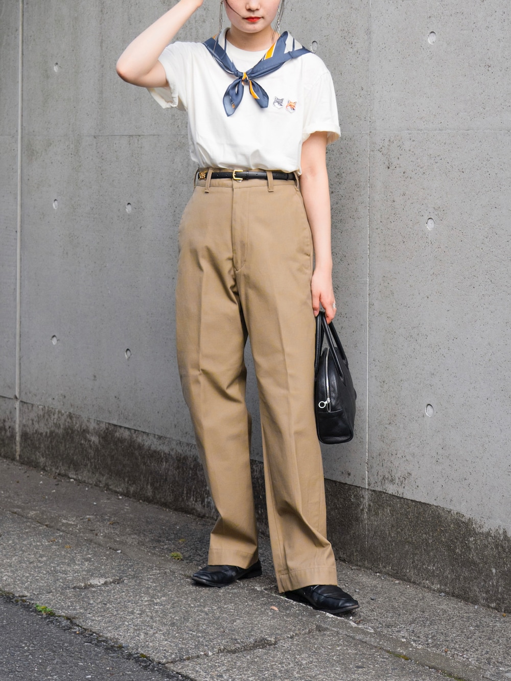 「シンプルコーデ、秋コーデ、休日スタイル、チノパン、白Tシャツ、スカーフ、レザー、ハンドバッグ、ローファー、スクエアトゥ、ベージュ」｜「Lilysilkのアイテム（バンダナ/スカーフ、ブルー系）」を使った、pearn0さん（レディース・160cm）の秋コーディネートの5枚目の写真
