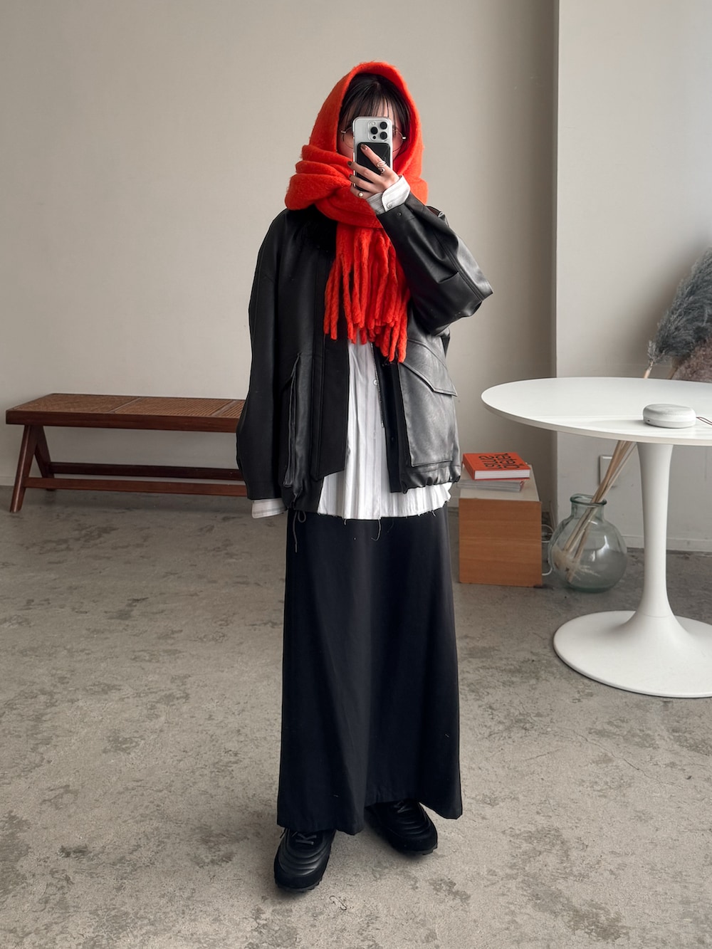 ブラウン系のブルゾン、グレー系のシャツ/ブラウス、ブラック系のスカートを着用したレディースの冬コーディネートの3枚目の写真