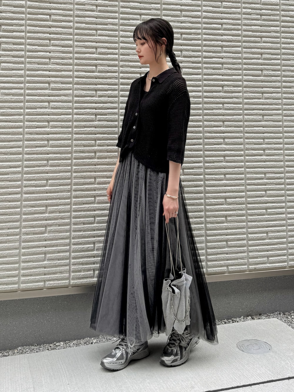 「春夏コーデ、モノトーン、シンプルコーデ、韓国ファッション、プチプラ、ショルダーバッグ、スニーカー、ストリート、チュールスカート、初夏コーデ、シャツスタイル、アウトドアスタイル」｜「LOWRYS FARMのメッシュポロカーディガン　278727（カーディガン/ボレロ、ブラック系）」を使った、pearn0さん（レディース・160cm）の春コーディネートの2枚目の写真