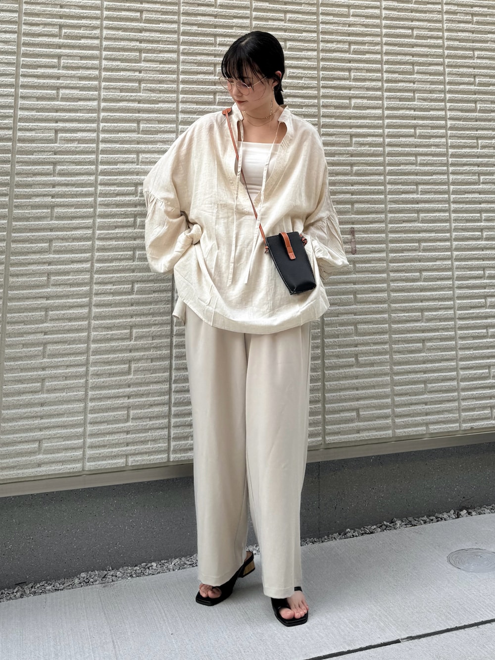 「春夏コーデ、ワントーンコーデ、淡色コーデ、デートコーデ、レイヤードスタイル、ボリューム袖、リネン、ブラウス、ショルダーバッグ、サンダル、メガネ女子、プチプラ」｜「select MOCAのフェイクレザートングサンダル（サンダル、ブラック系）」を使った、pearn0さん（レディース・160cm）の春コーディネートの3枚目の写真