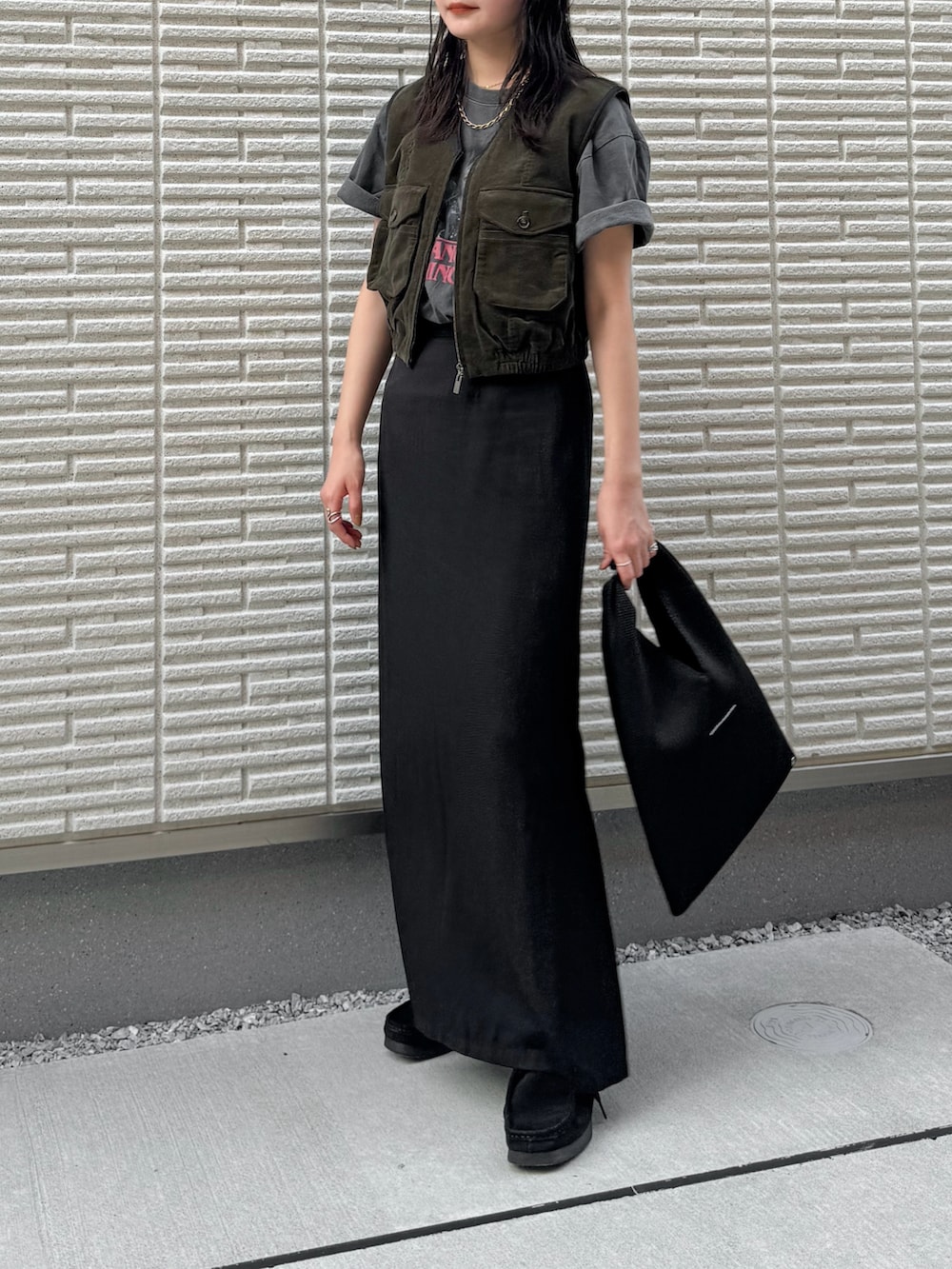 「秋服準備はじめました、秋先取りコーデ、アウトドアスタイル、レイヤードスタイル、ロゴT、ベスト、コーデュロイ、ロングスカート、トートバッグ、メガネ女子、韓国ファッション、休日スタイル、お出かけコーデ、プチプラ、秋コーデ」｜「FREAK'S STOREのStranger Things/ストレンジャーシングス　未知の世界 Stranger Things Photo Short Sleeve T-shirt/ ストレンジャーシングス フォトTシャツ（Tシャツ/カットソー、グレー系）」を使った、pearn0さん（レディース・160cm）の秋コーディネートの2枚目の写真