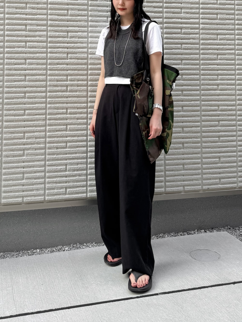 グレー系のその他トップス、ブラック系のその他パンツ、グリーン系のトートバッグを着用したレディースの夏コーディネートの2枚目の写真