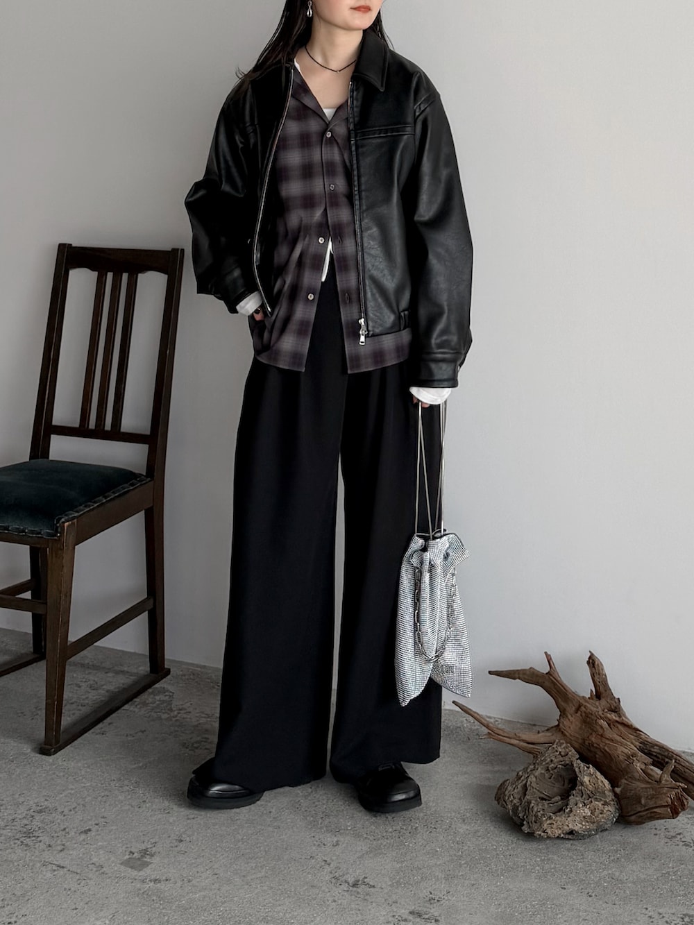 ブラウン系のシャツ/ブラウス、ホワイト系のカーディガン/ボレロ、ブラック系のブルゾンを着用したレディースの春コーディネートの2枚目の写真