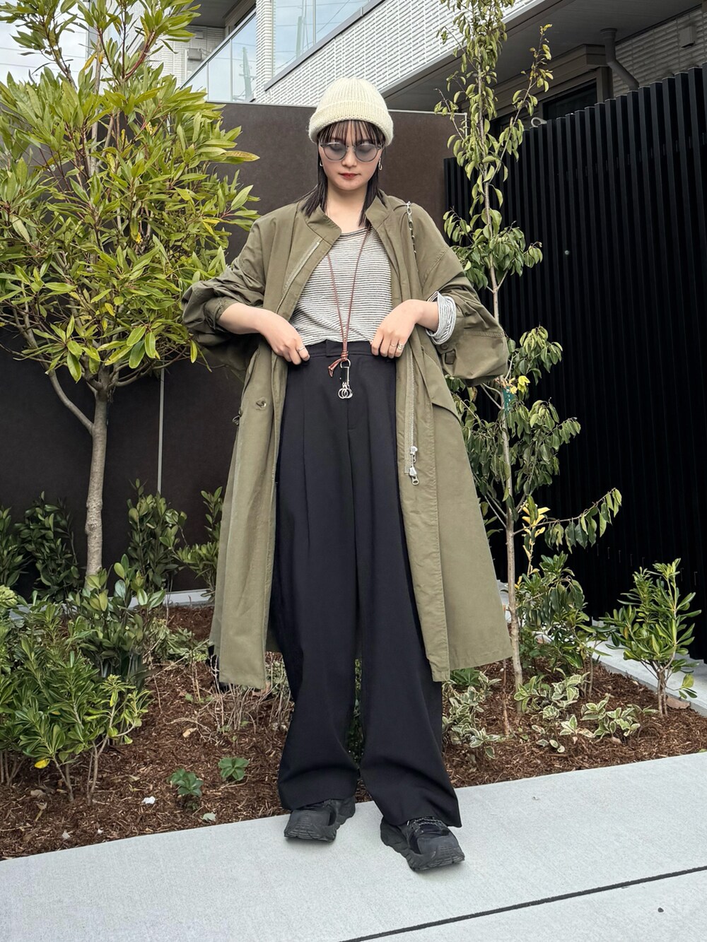 「春コーデ、春アウター、春服みてみて、ビーニー、メガネ女子、ボーダー、レイヤードスタイル、シンプルコーデ、大人カジュアル、休日スタイル、お出かけコーデ、ストリート、スポーツミックス、スニーカー、プチプラ」｜「WHIMSICの【WHIMSIC】マルチファンクションフィールドコート&ファーベスト/マルチアウター/モッズコート/インナーベスト（その他アウター、グリーン系）」を使った、pearn0さん（レディース・160cm）の春コーディネートの2枚目の写真